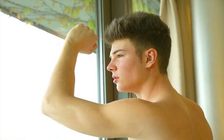 Der kräftige Parker Rowe zeigt einen muskulösen Körper