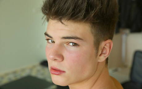 Der kräftige Parker Rowe zeigt einen muskulösen Körper