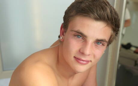 Lo stallone Hugh Bronson mostra un corpo bellissimo