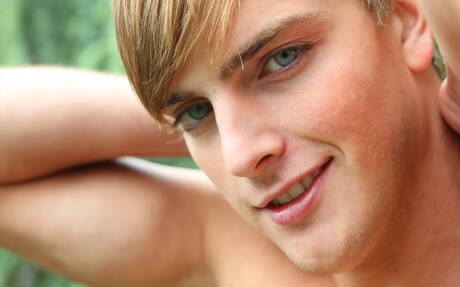 Amerykański przystojniak Mick Lovell rozbiera się i pokazuje jędrny tyłek na zewnątrz