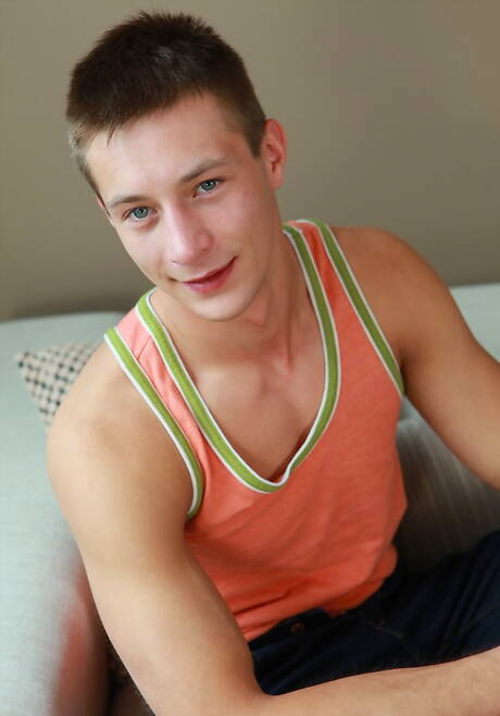 Der gut gebaute Kenny Olsen posiert nackt und zeigt seinen Hintern