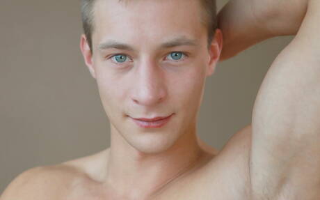 Der gut gebaute Kenny Olsen posiert nackt und zeigt seinen Hintern