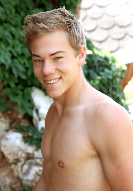 Le jeune américain Rick Lautner se met nu et montre son cul serré en extérieur