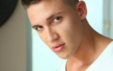 Bodybuilder Andas Varga posing naked and showing his butt