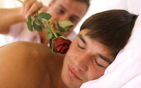 若いゲイのジャック・ハラーとフロリアン・ネメックが熱いチンポをしゃぶり、玉を舐める