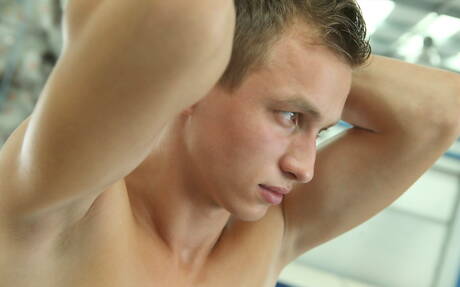 El musculoso Matt Yurman se desnuda y muestra su culo apretado