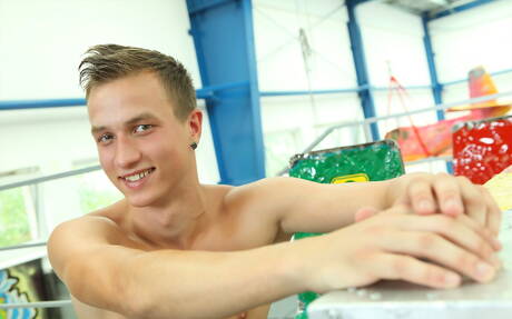 El musculoso Matt Yurman se desnuda y muestra su culo apretado