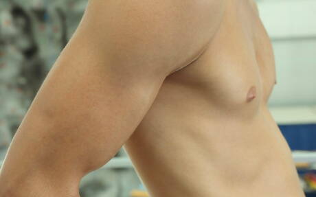 El musculoso Matt Yurman se desnuda y muestra su culo apretado