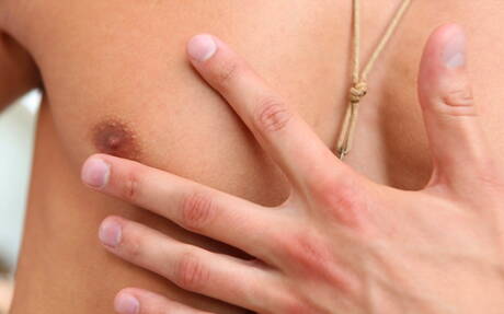 Tsjechische knappe Johnny Bloom kleedt zich uit en laat zijn mooie kont zien