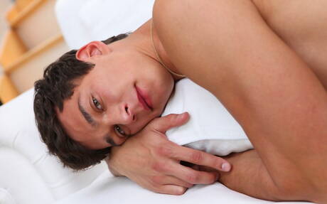 Tsjechische knappe Johnny Bloom kleedt zich uit en laat zijn mooie kont zien