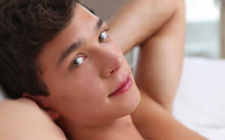 Tsjechische knappe Johnny Bloom kleedt zich uit en laat zijn mooie kont zien