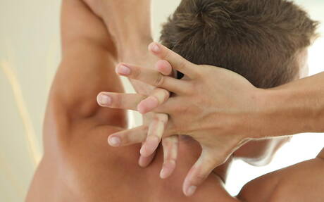 健壯的弗蘭克米勒裸體擺姿勢，露出臀部