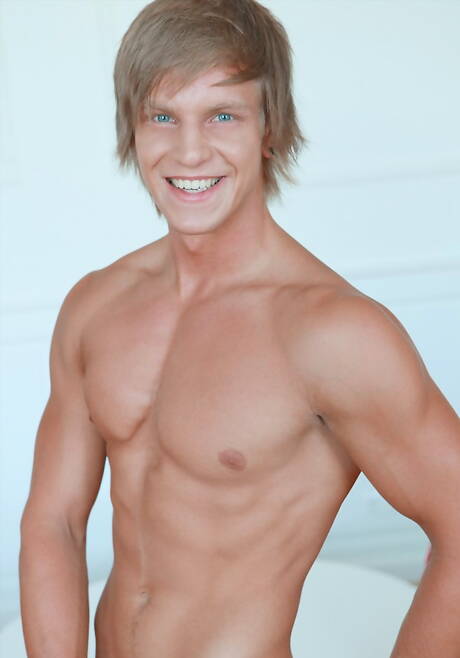 Tsjechische spierbundel Roald Ekberg poseert naakt en laat zijn kont zien