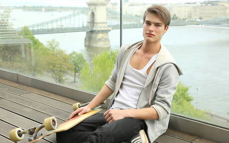 美國小夥 Jean-luc Bisset 赤身裸體，在戶外展示漂亮的屁股