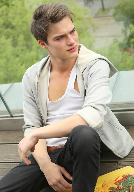 美國小夥 Jean-luc Bisset 赤身裸體，在戶外展示漂亮的屁股