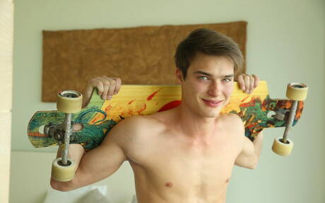 美國小夥 Jean-luc Bisset 赤身裸體，在戶外展示漂亮的屁股