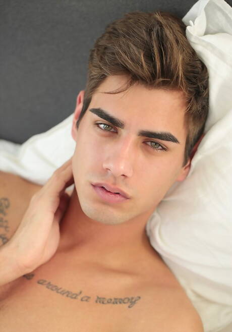 Der heiße tschechische Twink Rafael Moretti zeigt einen wunderschönen Körper