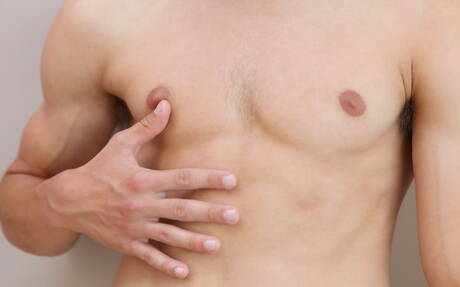 捷克肌肉男吉諾莫斯卡脫光衣服，露出緊實的臀部