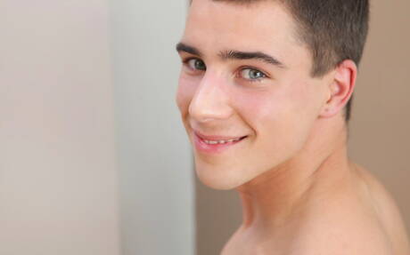 捷克肌肉男吉諾莫斯卡脫光衣服，露出緊實的臀部