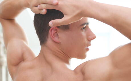 捷克肌肉男吉諾莫斯卡脫光衣服，露出緊實的臀部