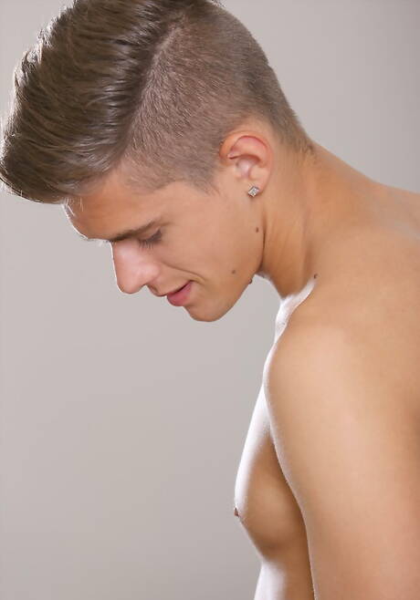 Le jeune Tchèque Tony Conrad se déshabille et montre ses fesses serrées