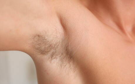 Tsjechische jongeman Gaelan Binoche poseert naakt en laat zijn hete kont zien in een hete douche