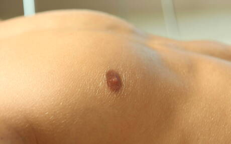 El musculoso checo Torsten Ullman se desnuda y muestra su culo caliente