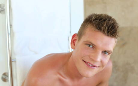 捷克帥哥Gary Danton在浴室裡脫光衣服，露出漂亮的屁股