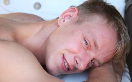 捷克小鮮肉米蘭夏普在戶外脫衣服露出屁股