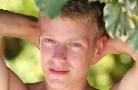 捷克小鮮肉米蘭夏普在戶外脫衣服露出屁股