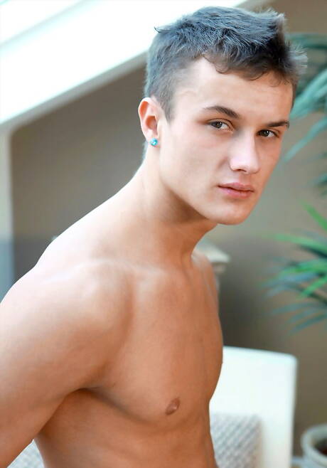 捷克強人鮑里斯貝克漢裸體擺造型，露出臀部