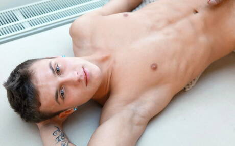 捷克強人鮑里斯貝克漢裸體擺造型，露出臀部