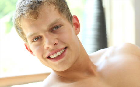 El checo Orri Aasen se desnuda y muestra su culo apretado