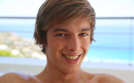 Dwóch czeskich facetów, muskularny Helmut Huxley i przystojny Jerome Exupery, obciągają i ruchają się nawzajem