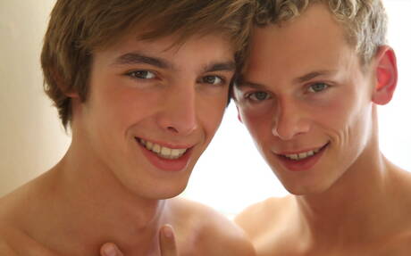 Dwóch czeskich facetów, muskularny Helmut Huxley i przystojny Jerome Exupery, obciągają i ruchają się nawzajem