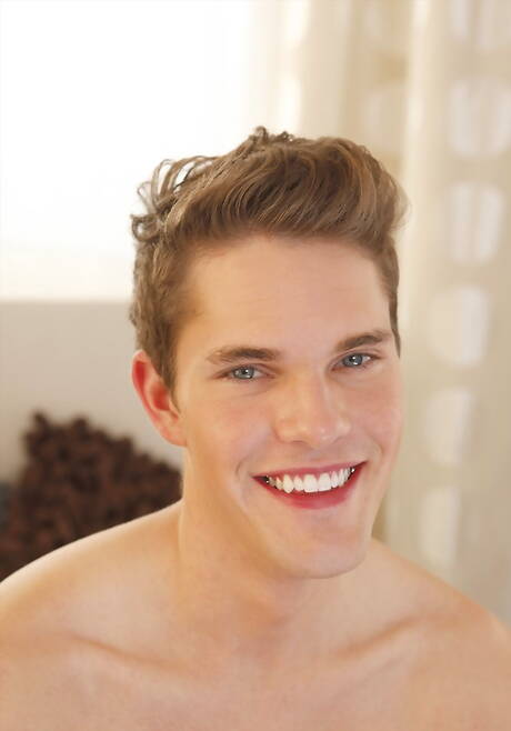 Il duro Kyle posa nudo e mostra il suo sedere sodo