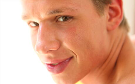 捷克帥哥馬修麥克尤恩脫光衣服，露出漂亮的臀部