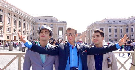 Kevin、Gino Mosca、Joel、Zac、Claude Sorel 和 Jean-Daniel 在戶外進行火熱的群交場景