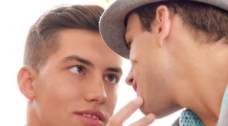 Kevin、Gino Mosca、Joel、Zac、Claude Sorel 和 Jean-Daniel 在戶外進行火熱的群交場景