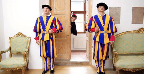 Kevin、Gino Mosca、Joel、Zac、Claude Sorel 和 Jean-Daniel 在戶外進行火熱的群交場景