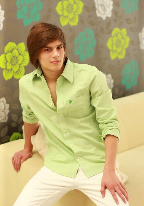 Czech muscular Cameron Buirski undressing and showing hot butt