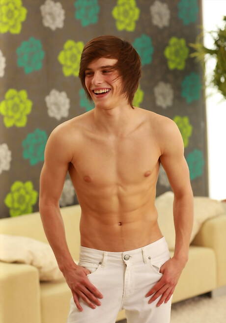 Tsjechische gespierde Cameron Buirski kleedt zich uit en laat zijn hete kont zien