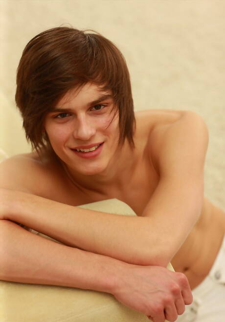 Tsjechische gespierde Cameron Buirski kleedt zich uit en laat zijn hete kont zien