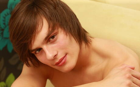 Tsjechische gespierde Cameron Buirski kleedt zich uit en laat zijn hete kont zien