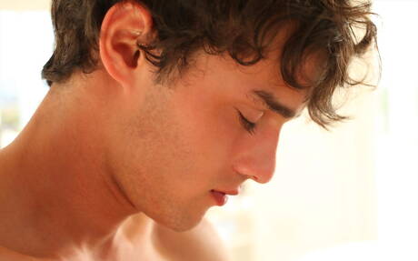 Le beau gosse tchèque Andre Boleyn se branle la bite sous la douche