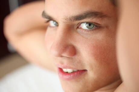 Tsjechische gespierde Adam Archuleta kleedt zich uit en laat zijn mooie kont zien onder de douche