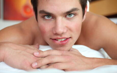 Tsjechische gespierde Adam Archuleta kleedt zich uit en laat zijn mooie kont zien onder de douche