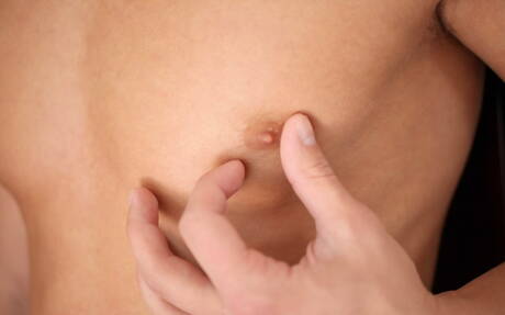 Tsjechische gespierde Adam Archuleta kleedt zich uit en laat zijn mooie kont zien onder de douche