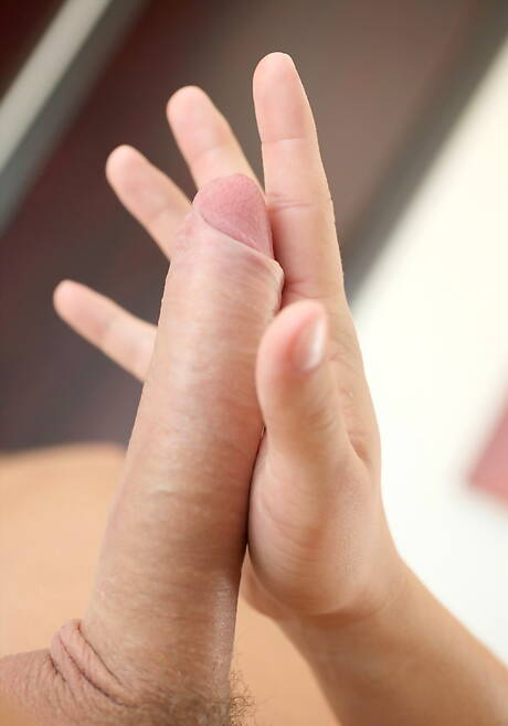 Tsjechische gespierde Adam Archuleta kleedt zich uit en laat zijn mooie kont zien onder de douche