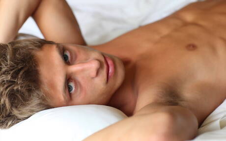 Czeski husky Jack Harrer pozuje nago i pokazuje ładny tyłek